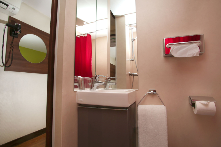 Bathroom 3, Brit Hotel Lyon Eurexpo, Rhône