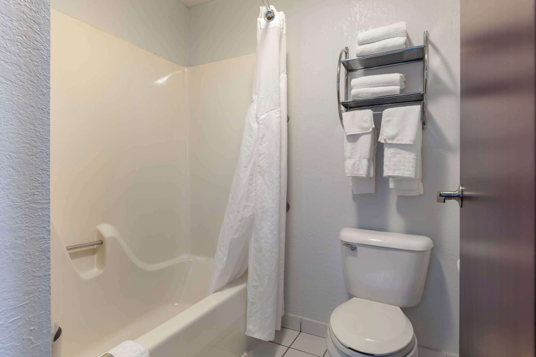 Bathroom 4, Best Western Sycamore Inn, De Kalb
