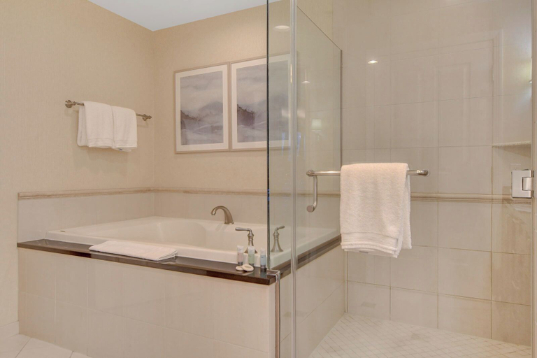 Bathroom 5, Premium Suite w/balcony at The Signature, Clark