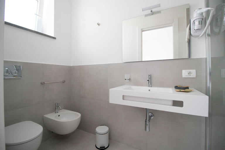 Bathroom 5, Hotel Arte Mare, Trapani