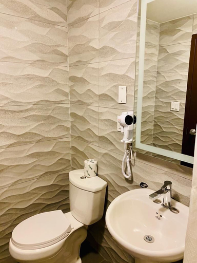 Bathroom 4, Rodeway Inn Near JFK Airport, New York