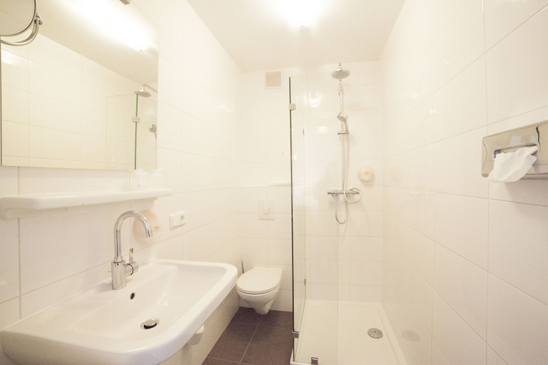 Bathroom 4, Hotel Dordrecht, Dordrecht