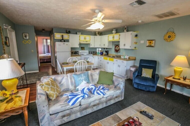 Others 3, 191 Anchorage Villa C, Lee