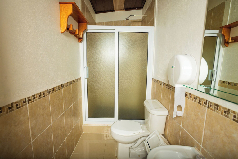 Bathroom 5, Hotel y Restaurante Las Adas y Estrellas, Melchor de Mencos