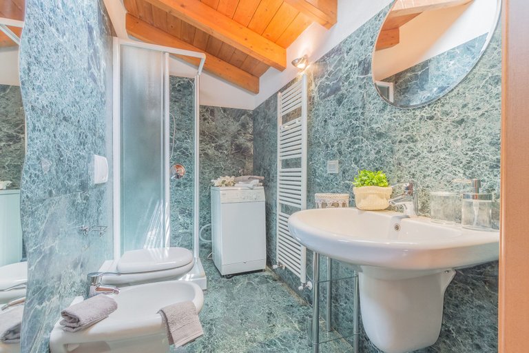 Bathroom, La Casa del Tiglio, Lecco