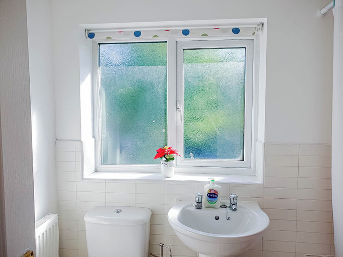 Bathroom 3, Airport Lounge - 3Bed 6 Persons, Manchester