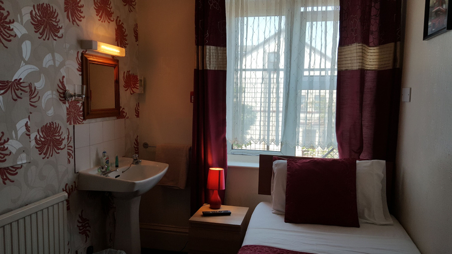 Bathroom 3, Fairhaven Hotel, Nottinghamshire