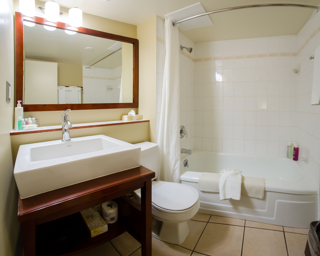 Bathroom 4, Hotel Penticton, Okanagan-Similkameen