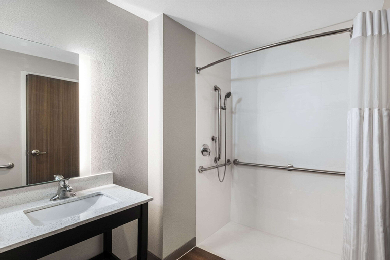 Bedroom 4, La Quinta Inn & Suites by Wyndham Kansas City Beacon Hill, Jackson