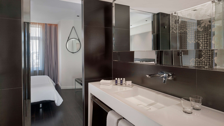 Bathroom 5, Park Plaza Victoria Amsterdam, Amsterdam