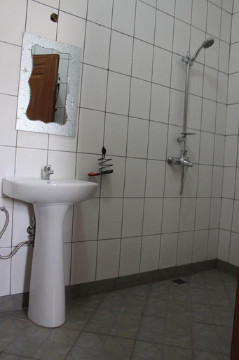 Bathroom 3, Sky Beach Hotel, Busiiro