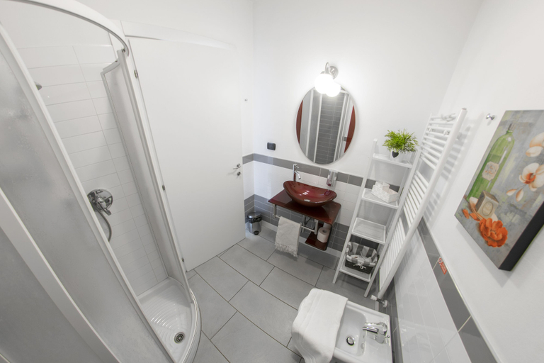 Bathroom 5, Main Street Verona, Verona