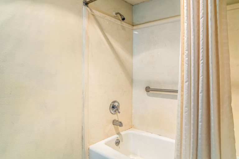 Bathroom 4, Econo Lodge Acworth East, Cobb