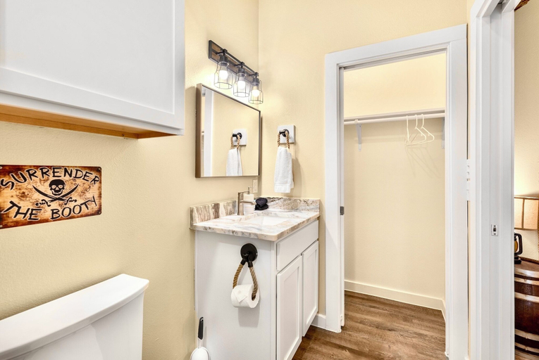Bathroom 3, Pirates Hook-14919, Nueces