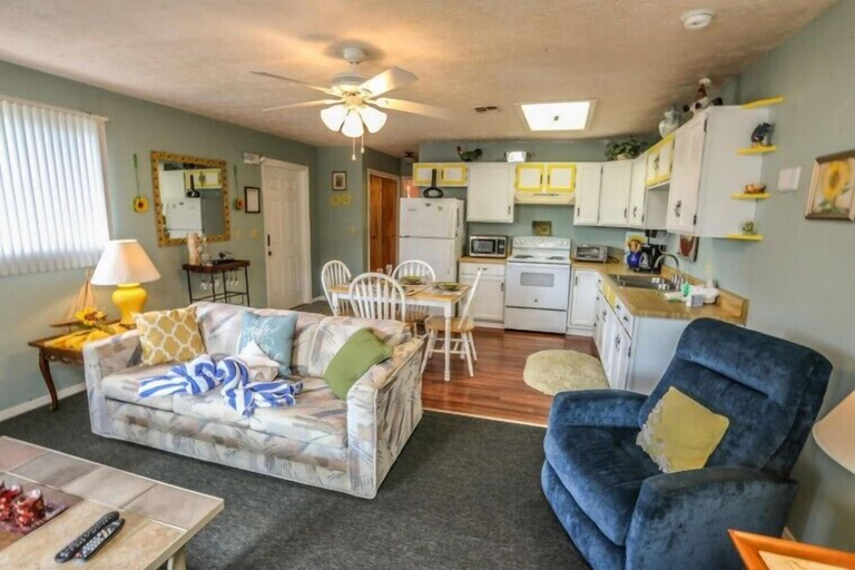 Others 4, 191 Anchorage Villa C, Lee