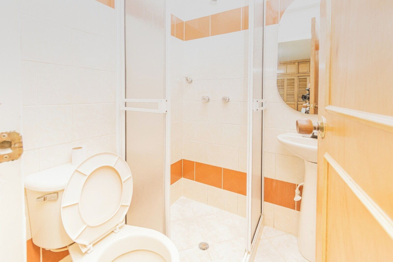 Bathroom 2, Apartamentos Flexitel 1005, Medellín