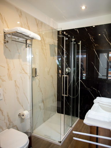 Bathroom 5, Anastasio Vatican Rooms, Rome