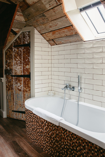 Bathroom 4, Crown Hotel Stamford, Lincolnshire