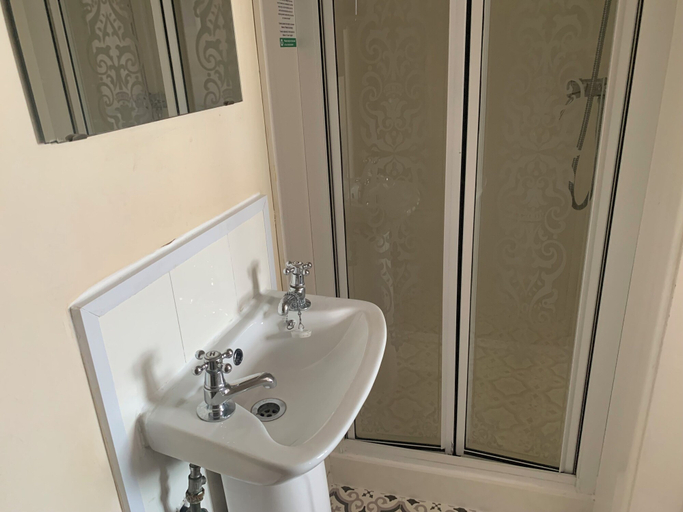 Bathroom 5, Marlow Lodge Hotel, Blackpool