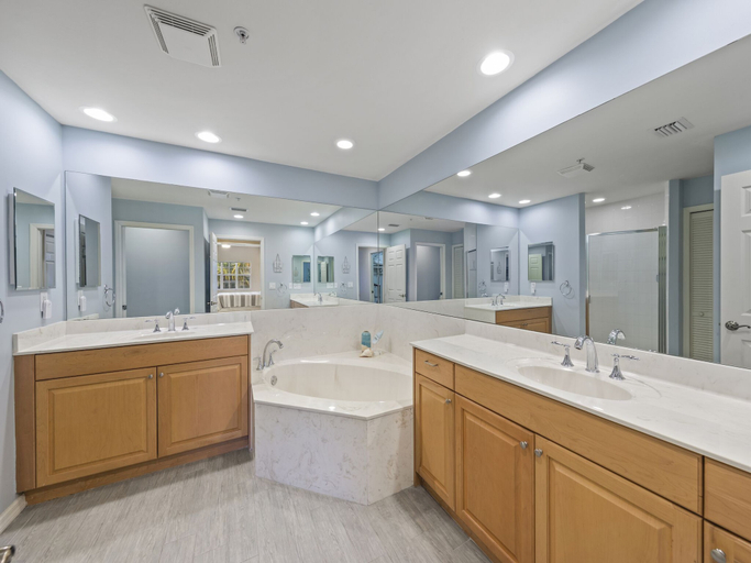 Bathroom 2, Bella Lago 324, Lee
