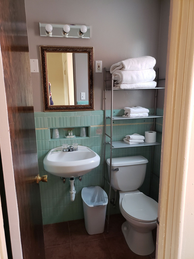 Bathroom 4, Brickyard Inn, Carbon