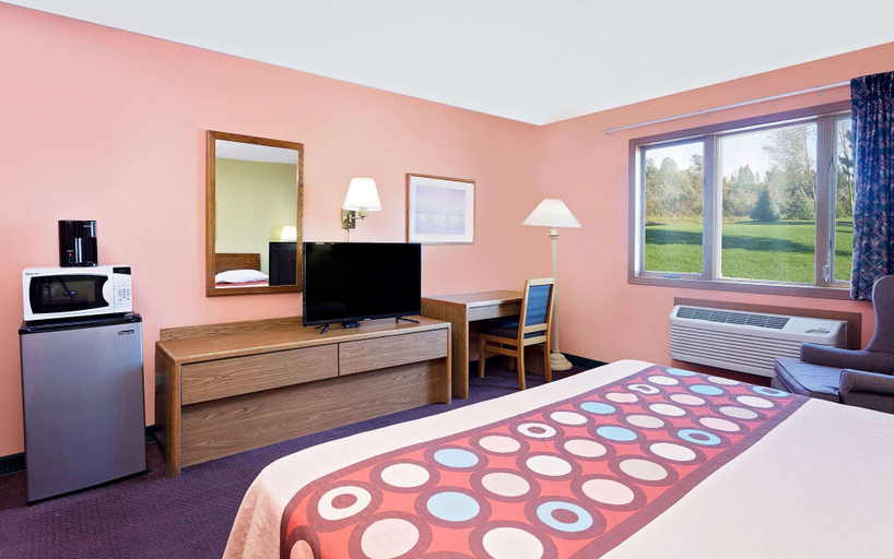 Bedroom 2, Super 8 by Wyndham Sturgeon Bay, Door