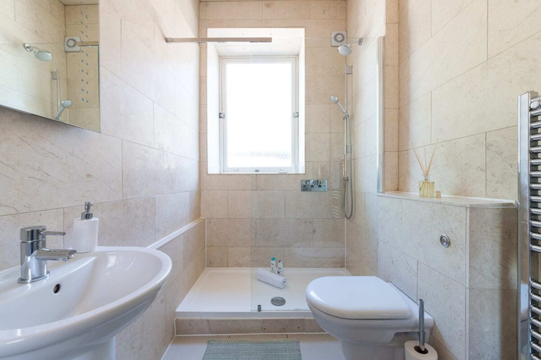 Bathroom, Homely 2 Bedroom Victorian Apartment in Hampstead, London
