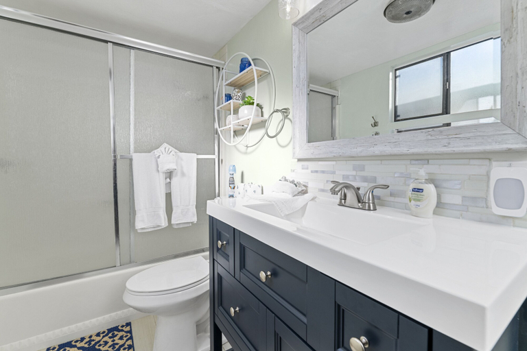 Bathroom 3, Aqua Dreams, San Bernardino