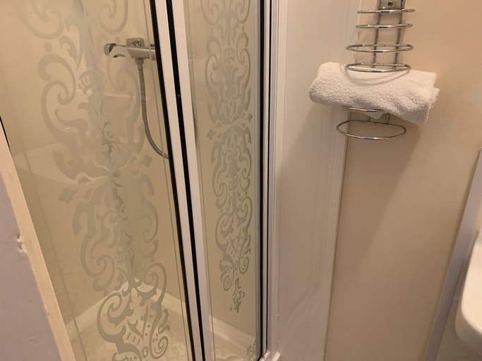 Bathroom 2, Marlow Lodge Hotel, Blackpool