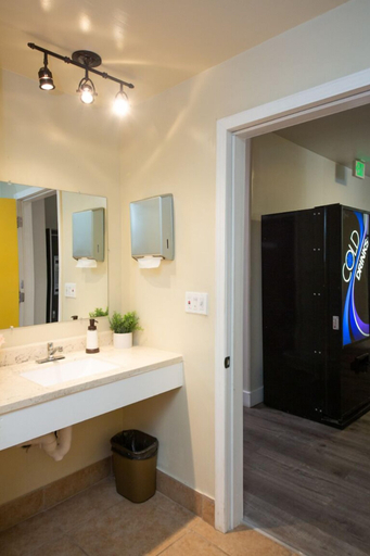 Bathroom 3, Anchor Pointe Inn, Los Angeles