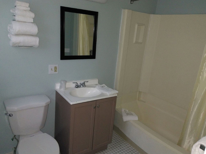 Bathroom 3, Harbor Base Pineapple Inn, Newport