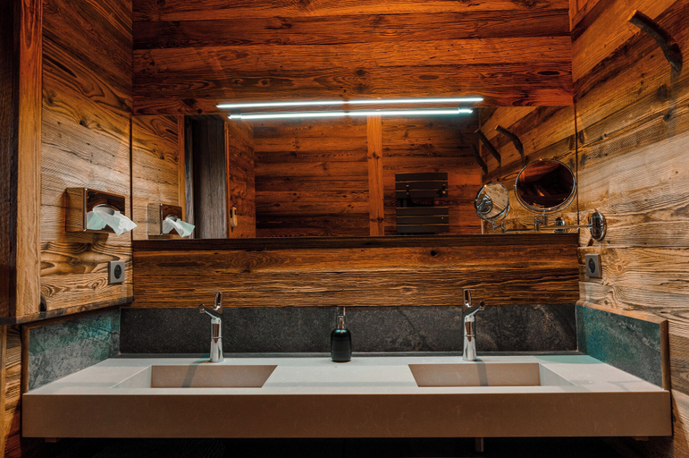 Bathroom 4, Pyrénées Prestige, Hautes-Pyrénées