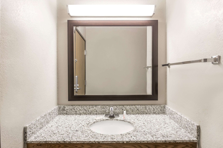 Bathroom 4, Super 8 by Wyndham Plymouth, Marshall
