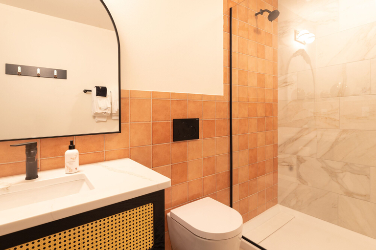 Bathroom 5, Hotel Thaxter, Rockingham