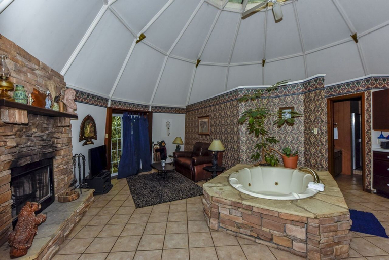 Bathroom 3, Dream Catcher, Blount