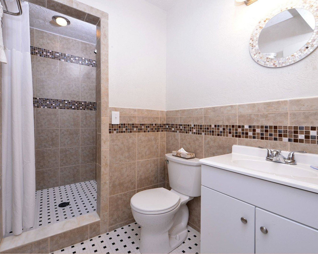 Bathroom 3, Econo Lodge Rochester I-90 & I-390, Monroe