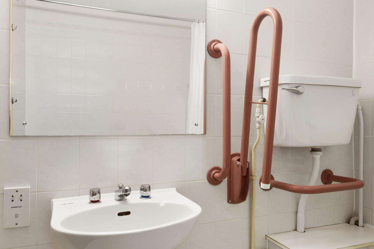 Bathroom 4, Days Inn by Wyndham Sevenoaks Clacket Lane, Surrey