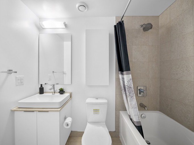 Bathroom 5, Stallion Suites Opp CN Tower & Scotiabank Arena, Toronto