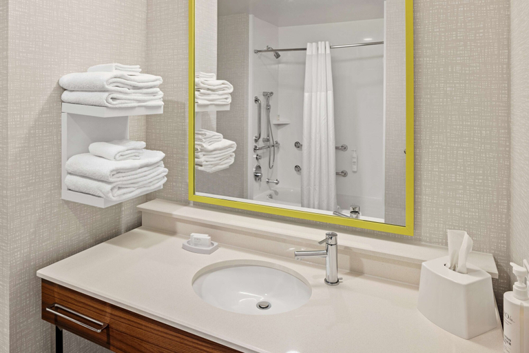Bathroom 5, Hampton Inn & Suites Cincinnati West, Hamilton