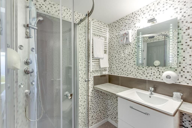 Bathroom 3, The Originals Access, Hôtel Thouars, Deux-Sèvres