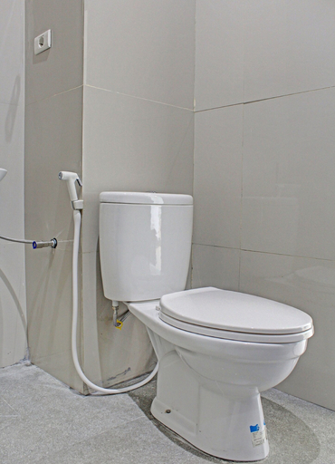 Bathroom 3, Capital O 92583 Raja Soeta Hostel Syariah, Bandar Lampung