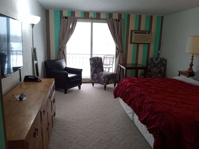 Bedroom 3, Northwoods Inn LLC, Carlton