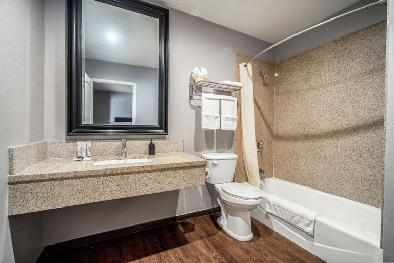Bathroom 4, LYFE INN & SUITES by AGA - LAX Airport, Los Angeles
