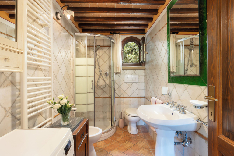 Bathroom, Villa Riparbella, Pisa