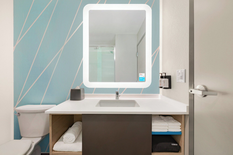 Bathroom 3, avid hotel Lancaster by IHG, Lancaster