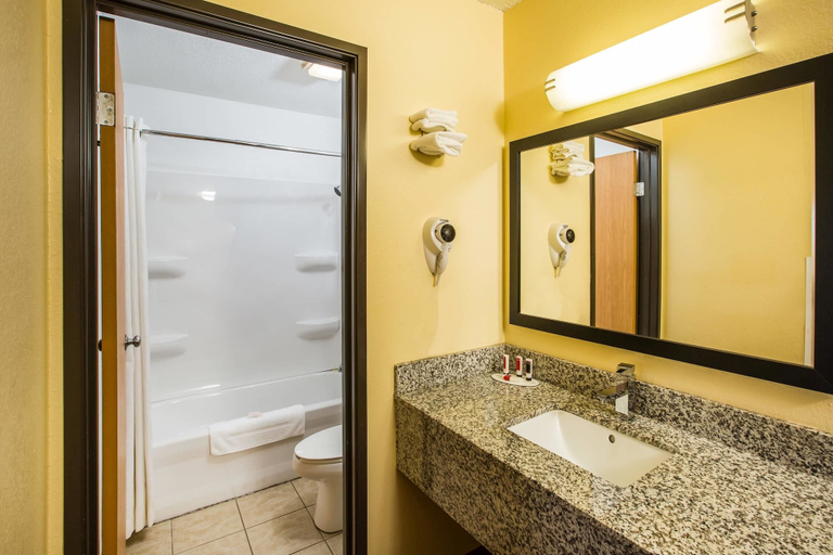Bathroom 5, Baymont by Wyndham Cedar Rapids, Linn