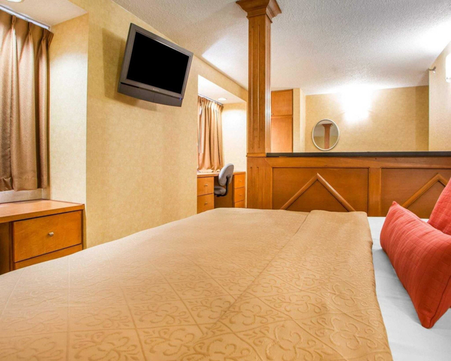 Bedroom 2, Quality Inn & Suites North/Polaris, Franklin