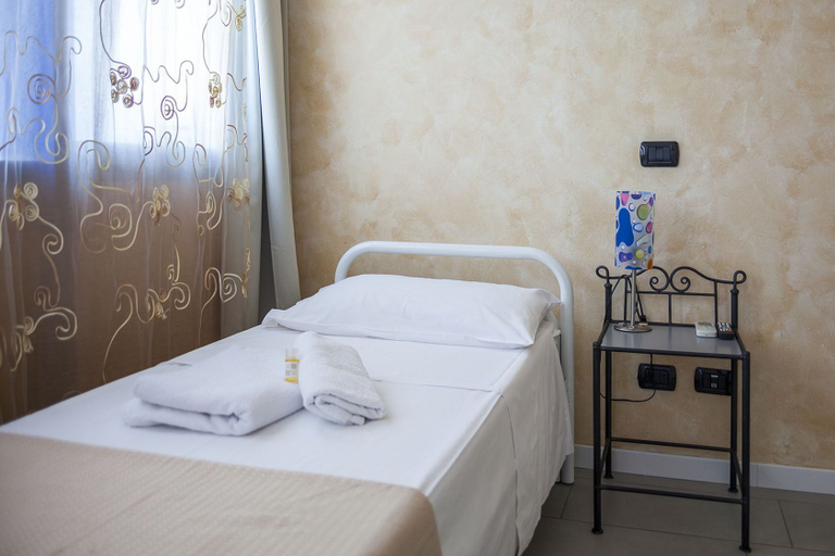 Bedroom 3, Main Street Verona, Verona