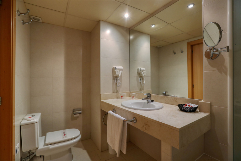 Bathroom 5, Guitart Central Park Aqua Resort, Girona