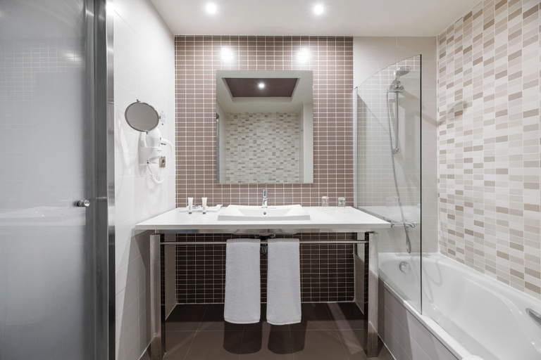 Bathroom 5, Elba Costa Ballena Beach & Thalasso Resort, Cádiz